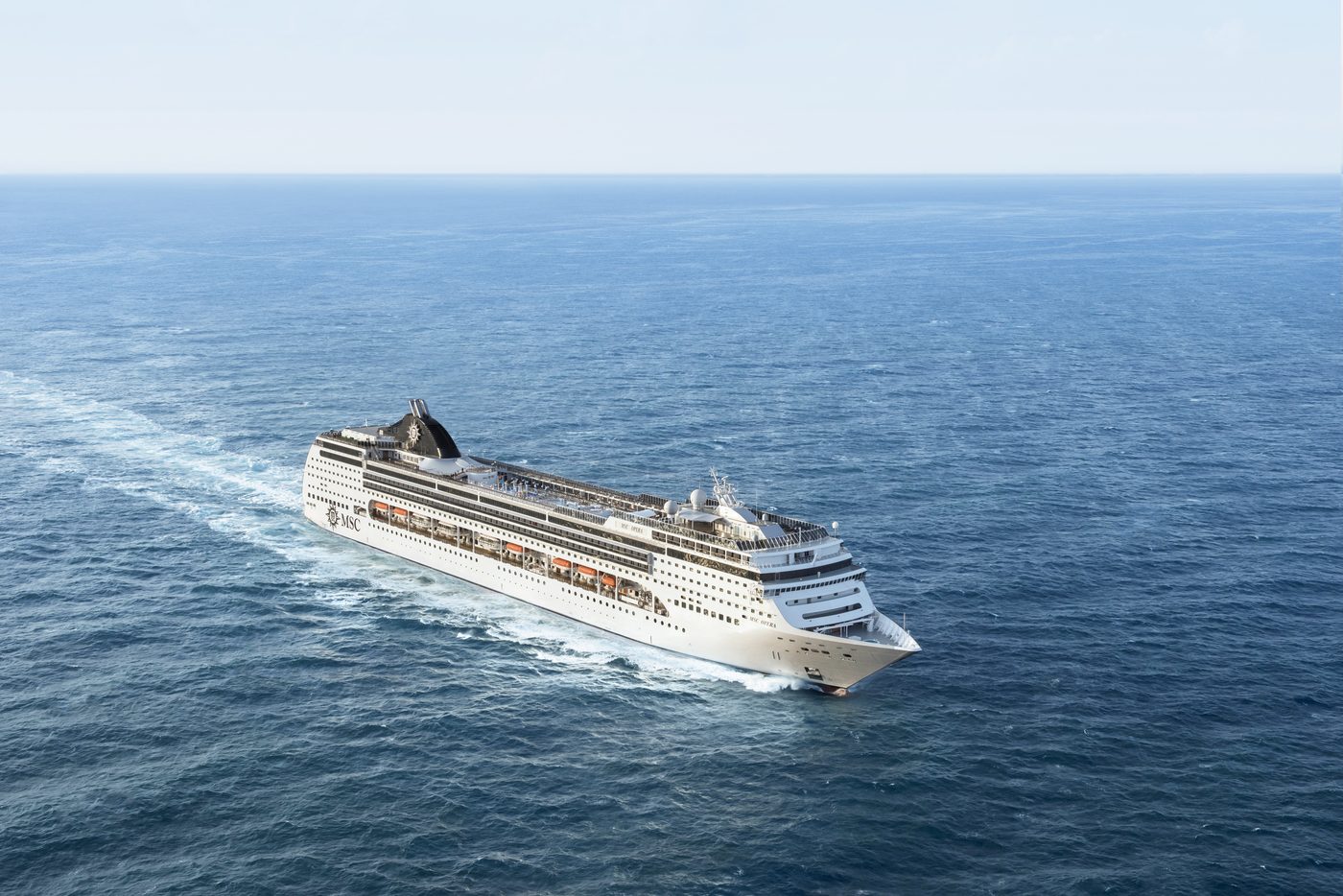 MSC Opera in Fahrt auf dem offenen Meer, Bugansicht aus der Luft