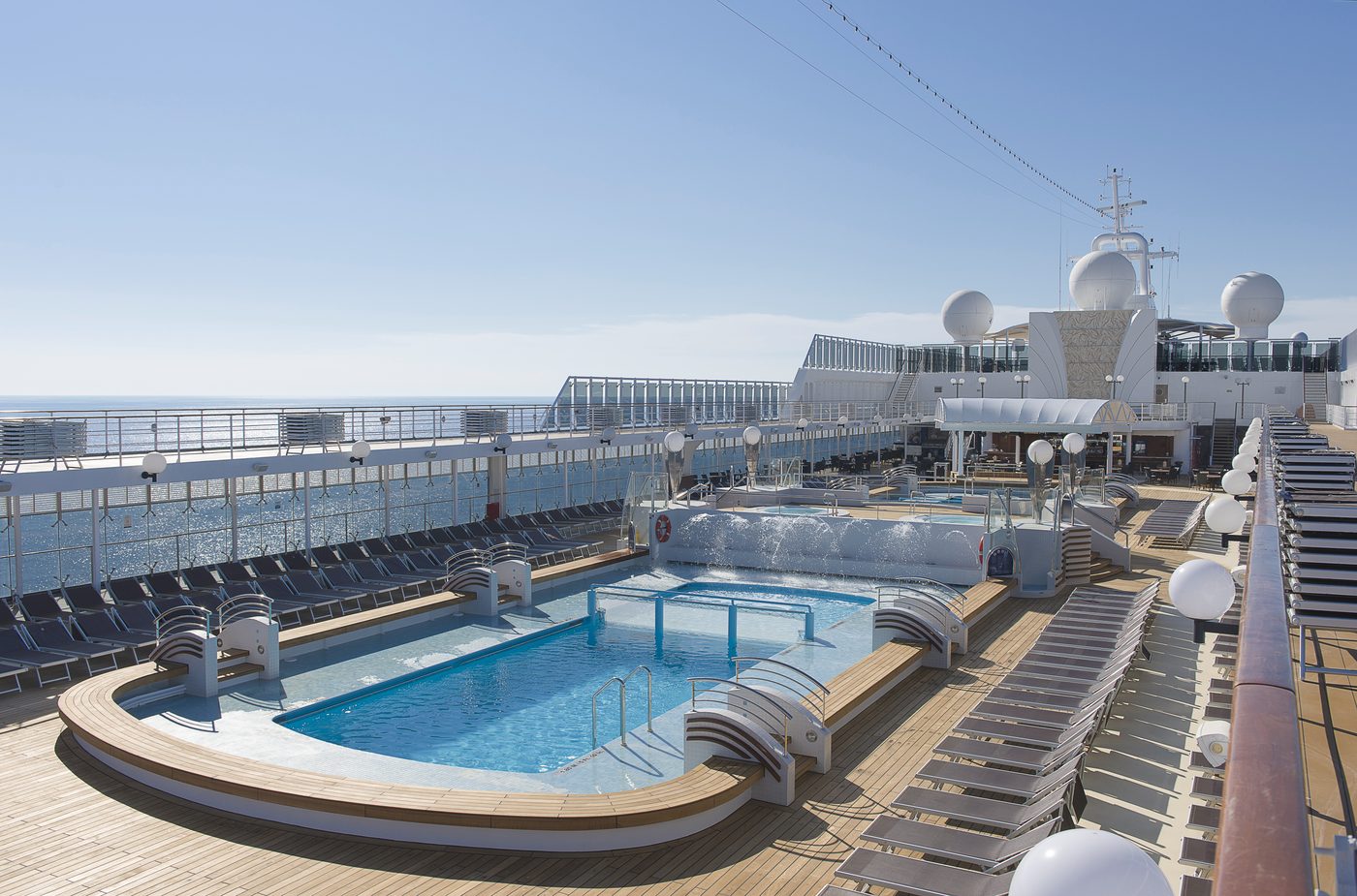 Pooldeck der MSC Opera mit Pool, Holzdeck und Sonnenliegen