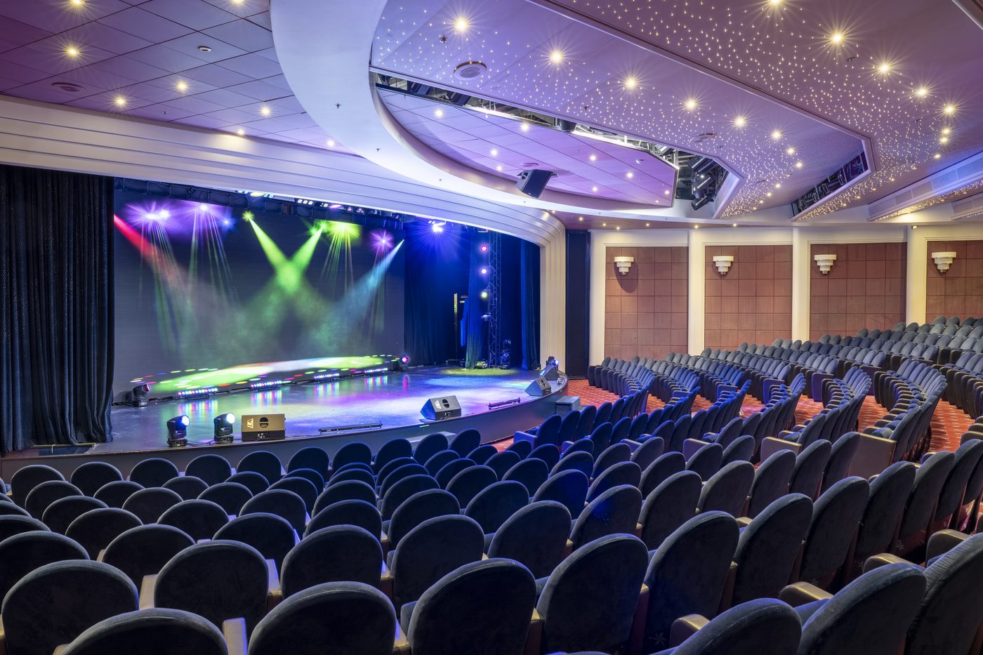 Bordtheater mit beleuchteter Bühne und Sternenhimmel-Decke