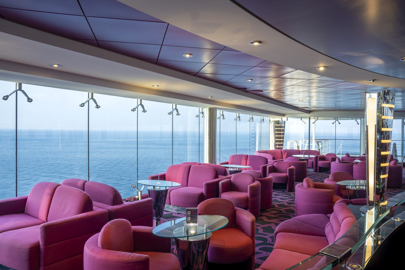 Panorama-Lounge mit Bar, Sesseln und weitem Meerblick