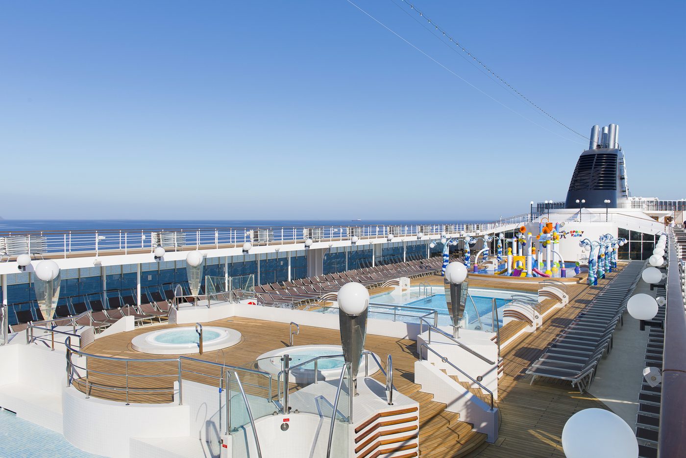 Außendeck mit Whirlpools, Aquapark und Sonnenliegen
