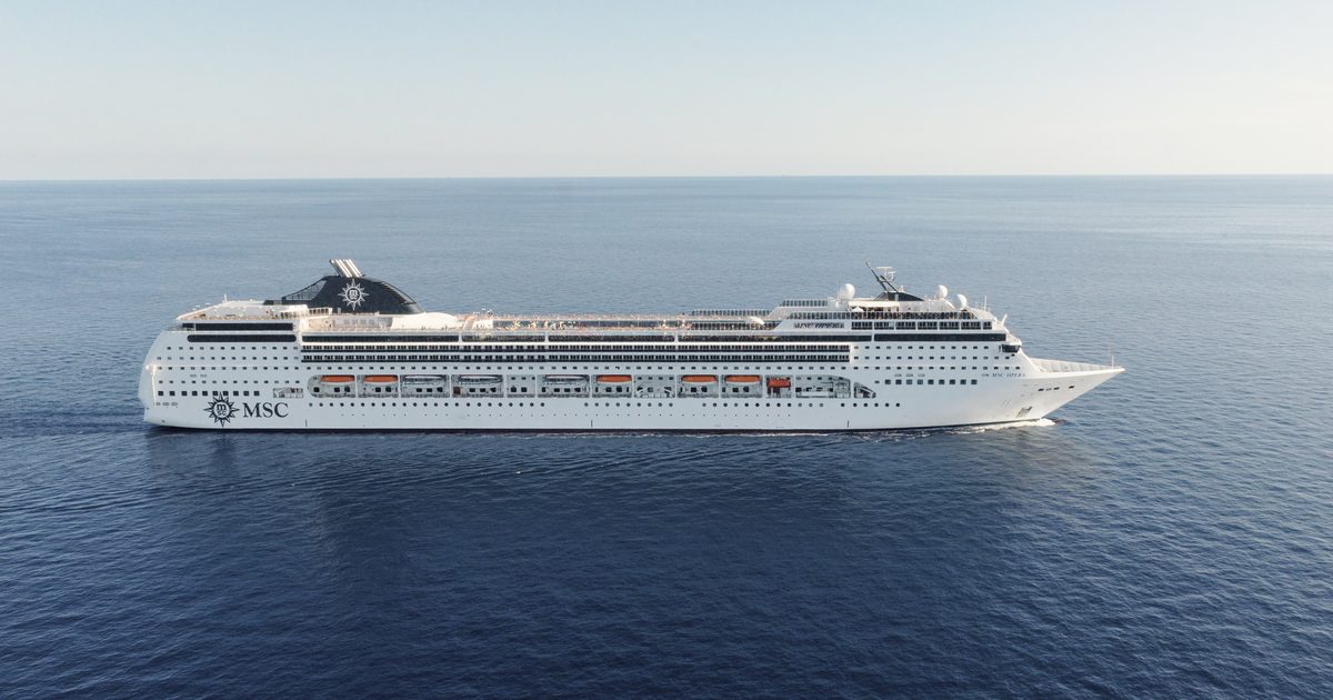MSC Opera in voller Seitenansicht auf ruhiger blauer See, Luftaufnahme im Breitformat