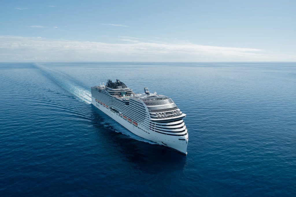 MSC World Europa in Fahrt auf dem offenen Meer, Bugansicht aus der Luft