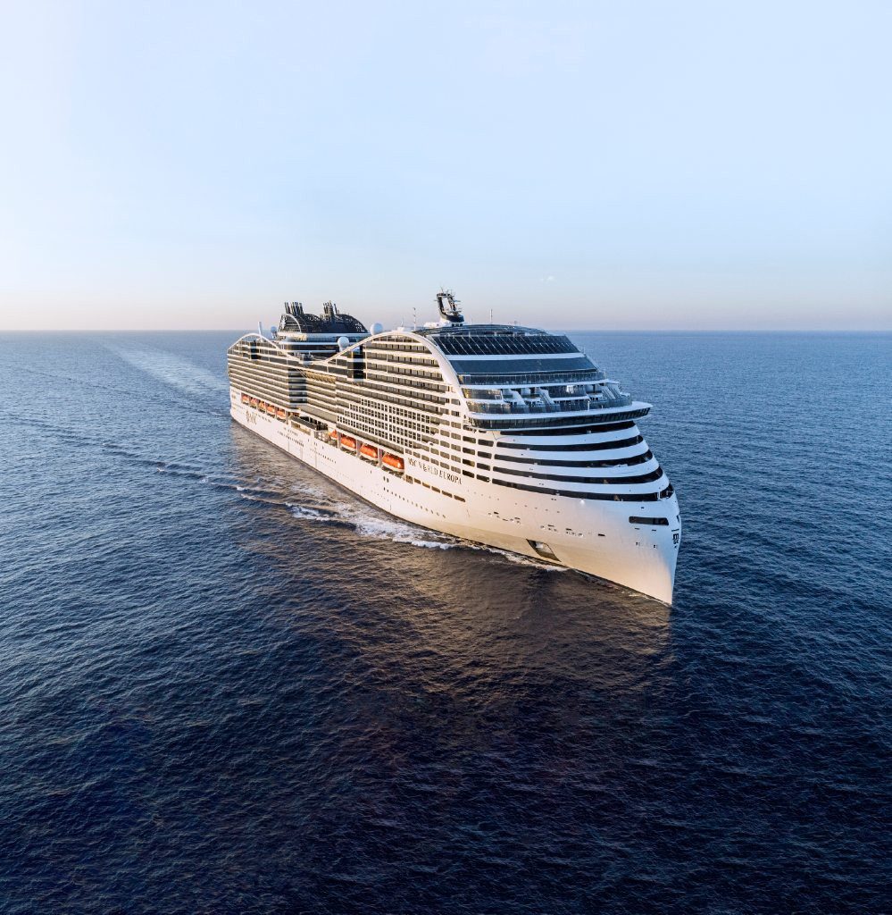 MSC World Europa in Fahrt im sanften Morgenlicht, Bugansicht aus der Luft