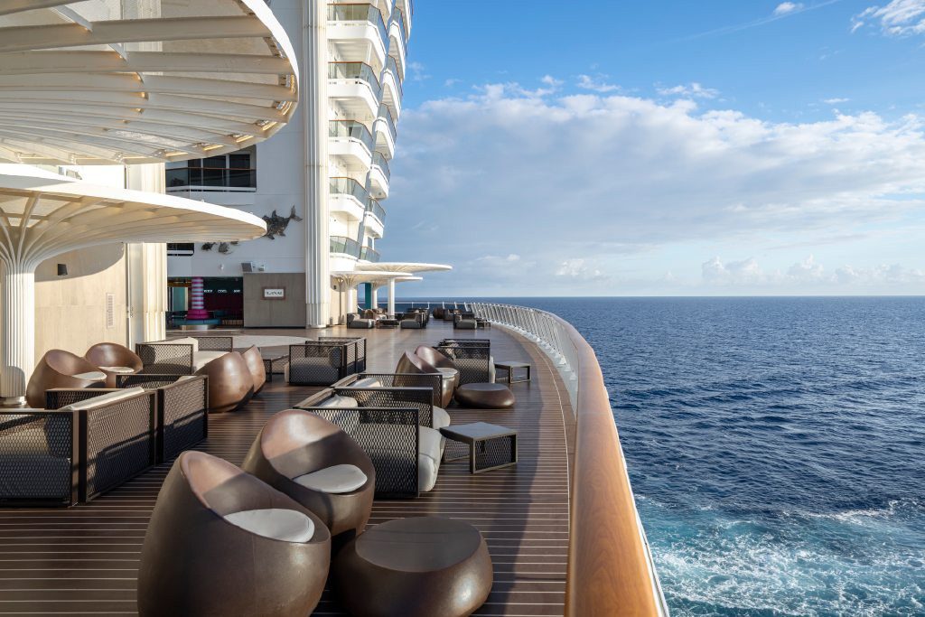 World Promenade unter freiem Himmel mit Lounge-Sesseln und weitem Meerblick