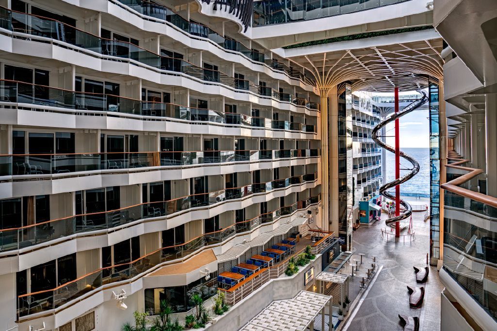 World Promenade mit Restaurant-Terrassen, Balkonen und Wendelrutsche im Breitformat