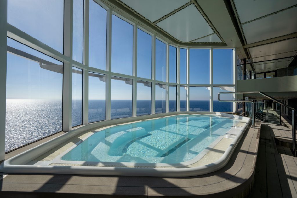 Whirlpool hinter der Panorama-Glasfront hoch über dem Meer